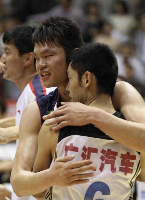 篮球名宿回顾经典比赛，重温历史辉煌