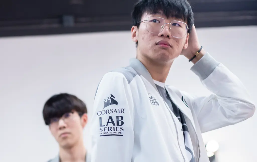 包含Rookie赛事官方发布惊艳表现新规，阿森纳引发争议！的词条