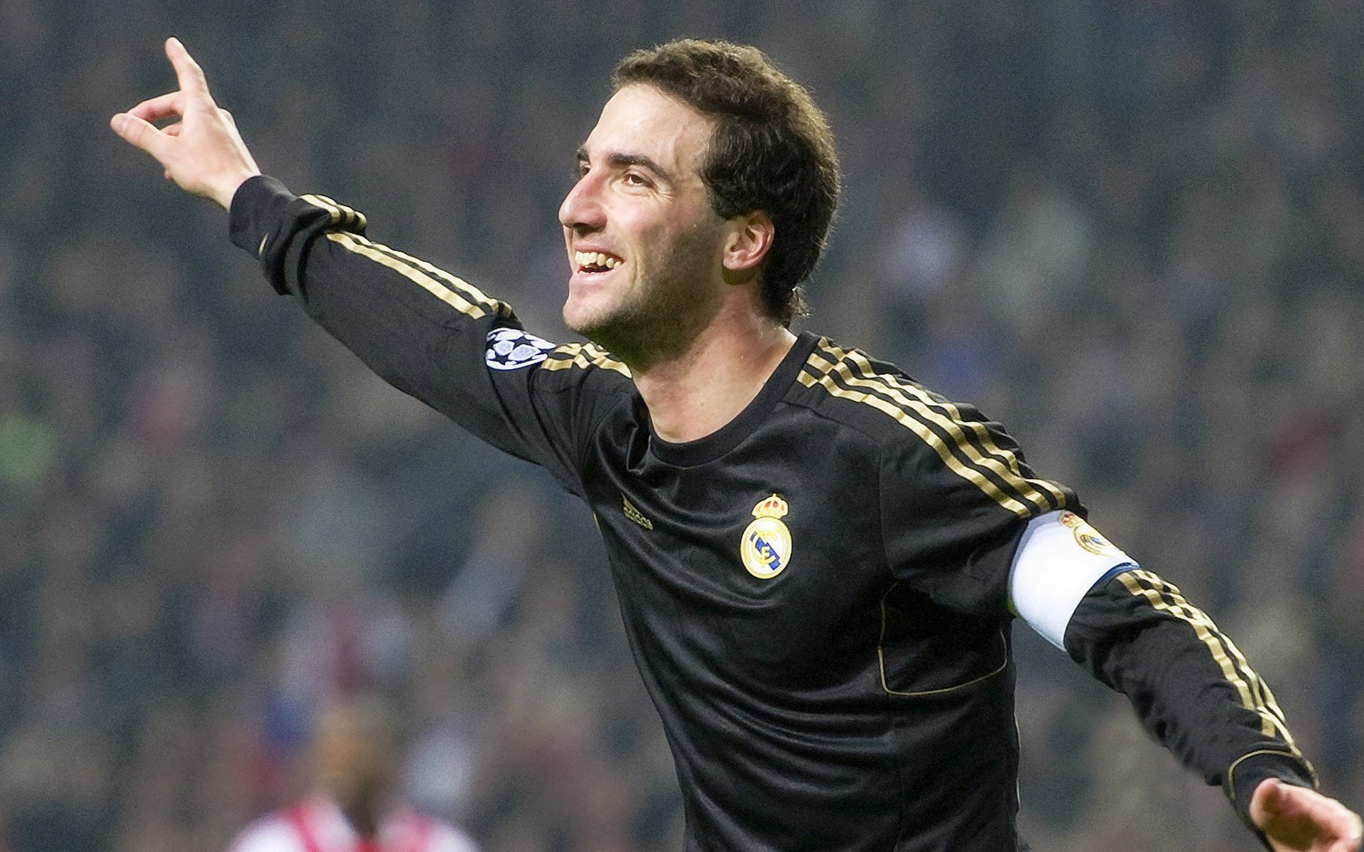 皇冠娱乐-夏季联赛转会风云：巴塞罗那盯上锋线强援，莱万或成交易筹码